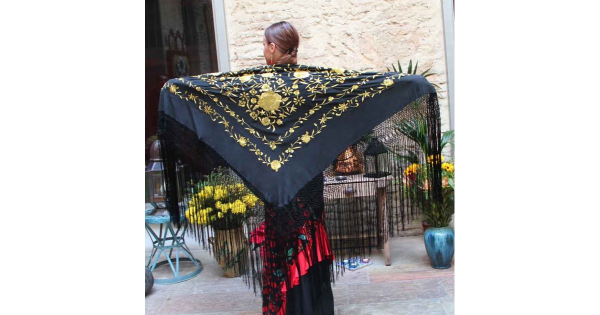 Mantón Negro Bordado a Mano Flores Oro y Flecos Negro 135 cm.