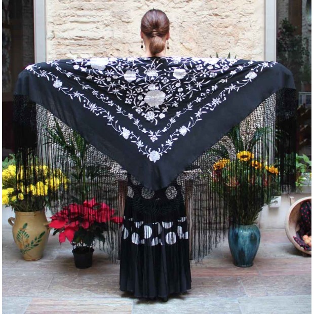 Mantón Negro Bordado a Mano Flores Blancas 135 cm. Mantón Negro Bordado a Mano Flores Blancas 135 cm.