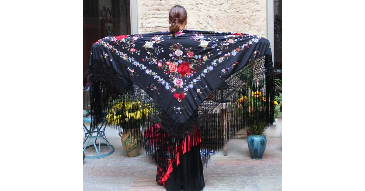 Châle Noir Brodé à la Main 140 cm. Châle Noir Brodé à la Main 140 cm.